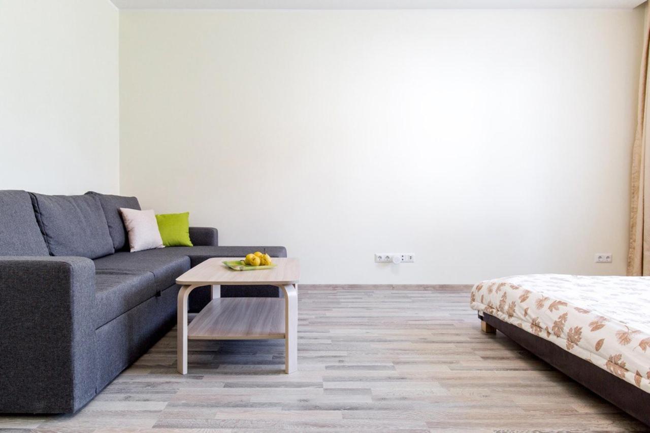 Sunny Apartment Near Bus Station Talin Exterior foto