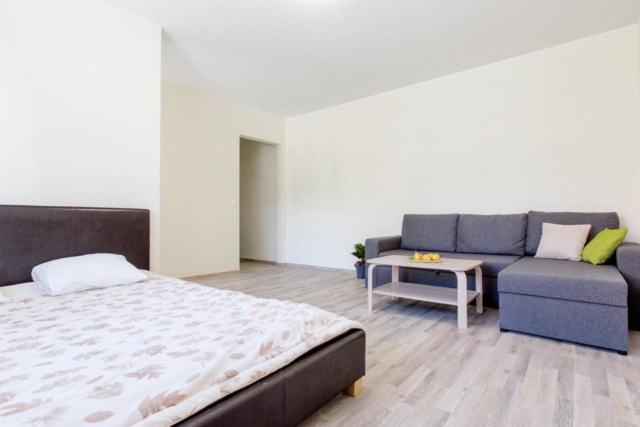 Sunny Apartment Near Bus Station Talin Exterior foto